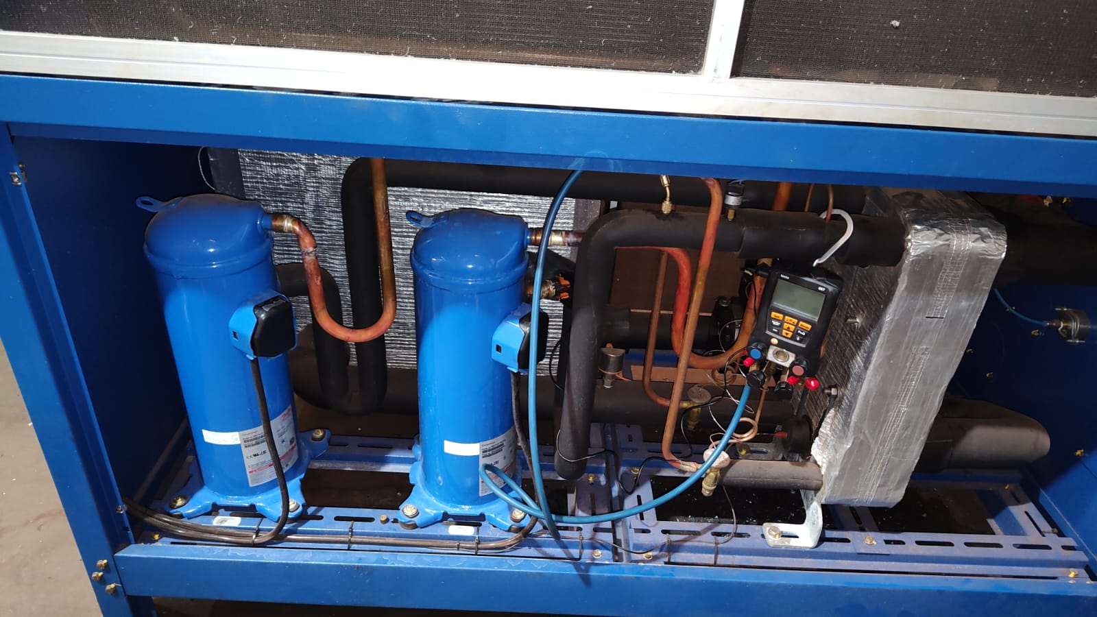 Manutenção em equipamento de refrigeração